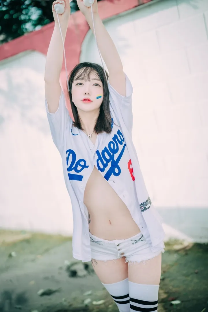 Son Ye-Eun Cheer Up in the Summer